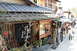 京都最美丽的街道之一，石摒小路。鹅卵石小路两侧是精致的日式旅馆，相比于二三年坂的...