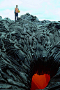 夏威夷西部 Kamokuna 的熔岩，这张令人毛骨悚然的照片看起来就像地狱的入口。这张照片由来自美国地质勘探局（USGS）的 Laszlo Kestay 于1996年拍摄。 ​​​​