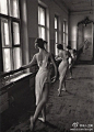 诗人王寅莫斯科大剧院芭蕾舞学校，1958年。by Cornell Capa。