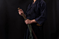 カタナを抱いた男の肖像 - kimono ストックフォトと画像