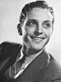 【Phillips Holmes】1907年生于美国，著名影星Taylor Holmes的儿子。1927年在普林斯顿求学时，因在Triangle Club表演话剧而被挖去演电影。在1928年到1938年之间演出过44部电影。1939年随着二战的爆发加入加拿大皇家空军，1942年因为空难死在于安大略附近。在好莱坞的星光大道上可以看到他的名字。
