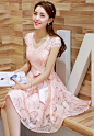 
蕾丝雪纺连衣裙，甜美的浅粉色，简洁的小V领，精致的刺绣花纹，超大的裙摆，优雅显气质。,