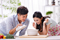 室内,汤匙,人,漂亮的人,窗户_b2a55679d_年轻夫妇在厨房做饭_创意图片_Getty Images China