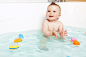 洗澡的可爱婴儿高清摄影图片 - 素材中国16素材网