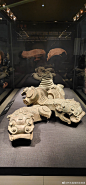 青铜龙也是一件被盗文物，是94年由西安警方查获的。特别遗憾找到的八段只是这件文物被分切开的一部分，其他至今不见踪影