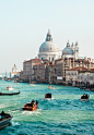 安康圣母大殿（Basilica di Santa Maria della Salute），简称为“Salute”，是威尼斯的著名教堂，位于威尼斯大运河和威尼斯潟湖的圣马可内港之间风景优美的狭长的尖 ... #美圖分享 # #摄影# #旅行#