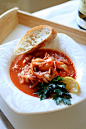 ღ意式烩海鲜ღ Itallian Seafood with Tomato Sauce

        我一直觉得意式烩海鲜吃起来尤其爽快。酸酸的西红柿酱里透着清爽，配佐鲜甜的海鲜，滋味儿好极了。这多出来的酱汁用法棍来蘸，或者是吃配份意面，都非常棒啊。我这里头只用了熟得非常快的海鲜，如果用鱼块的话，时间要稍微长一些。不过总的说来么，海鲜熟得都很快，嘿嘿。花不了几分钟，就可以端上一盘上好的意大利菜了，配上一杯白葡萄酒……馆子里卖的也不比这更正宗。        份量：1人份 ......