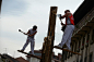 西班牙，格尔尼卡：巴斯克民族节，伐木工人正在进行比赛。