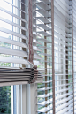 <3 Wooden venetian blinds with FSC wood for an elegant beach house look! - Luxaflex® Window Styling: 