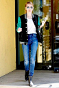 明星也是普通人，艾玛·罗伯茨 (Emma Roberts) 的这套搭配跟一般90后女生冰并无太大差别，黑色与湖蓝色撞色卫衣背后绣了虎头图案，朋克味道十足更具时尚度，搭配白T和牛仔裤，简单随性。