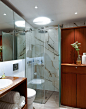 现代浴室由Bhavin泰勒设计