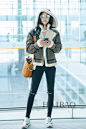 王珞丹2018年11月13日北京机场街拍：身着蔻依 (Chloe) 翻毛外套，搭配同品牌鞋与包