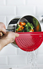 Silicone pot drainer // another really handy kitchen solution! want!