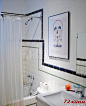 淋浴间用浴帘隔开，不用淋浴间的时候将浴帘拉开，保持浴室空间的开阔感。浴室的瓷砖用黑色的长条砖隔开大量