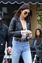 ※ Street Snap ※ Kendall Jenner 12月15日于洛杉矶大名鼎鼎的 Alfred Coffee。美妞又给自家品牌做行走的广告啦！ 夹克：Laer，牛仔裤：Re/done，腰带：Gucci，上衣和靴子：Kendall and Kylie。