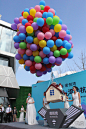 美陈道具开盘剪彩用的飞屋，采用泡沫房子加600个氦气球，在剪彩时放飞