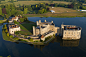 【15 Castles Built for Love】利兹堡（Leeds Castle）被认为是英格兰最古老、最浪漫的城堡，坐落在伦敦东南100多公里处的肯特(Kent)郡，见证了许多英国王族的历史。利兹堡的原址本是撒克逊皇室的庄园，它曾是6位中世纪英国皇后的居所、亨利八世的皇家行宫以及20世纪20年代的乡间别墅。贝莉女士（Lady Baillie）是利兹堡最后一位私人所有者。现在，整个利兹城堡主要分为两个整体，一部分是城堡的建筑，保存着中世纪作为防御工事的建筑，城堡的主体是主人活动的主要场所，会客厅、宴