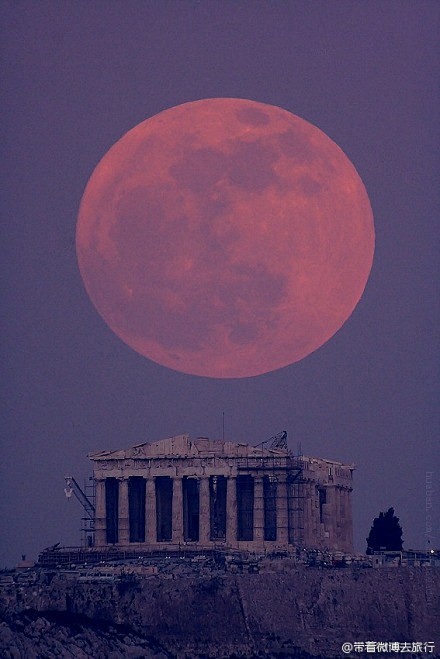 希腊雅典 帕台农神庙的超级月亮。