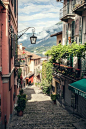 Bellagio, Lake Como, Italy. 意大利科莫湖贝拉焦(碧堤半岛)，是科莫湖的明珠，也是很多游客游意大利湖区必去的小镇。贝拉焦是一个梦一般的佳境，它掩映在俯瞰科莫湖两处水湾的起伏不平的岬角上。其名称来自意大利语bi -lacus，意为“位于两湖之间”。村庄的秀丽景色堪称无与伦比，那鹅卵石铺成的独特街道以及塞尔贝洛尼别墅和梅尔齐一德埃里尔别墅的花园与意大利任何同类景点一样漂亮精致#景点# #街景##意大利##旅行#。