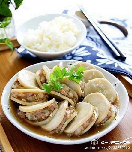 【清蒸蚝油鲍菇夹】肉馅加葱姜末、盐、鸡精...