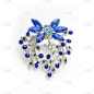 银花胸针与蓝色钻石孤立在白色