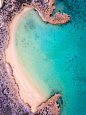 以上帝视角俯瞰拍摄西澳大利亚的海滩美景，沙滩、海浪、礁石。可以说是世界上最美的海滩之一 ​ ​​​​