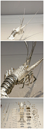 jizai okimono（自在置物 じざいおきもの）是日本雕塑艺术的一个小众类别，这种工艺起源于江户时代末期(1700年代)，由盔甲制作工艺演化而来。自在置物追求塑造逼真的动物造型，通常使用铁、铜、shibuichi(铜和银合金)和shakudo(铜和黄金合金)等材料，分开塑造的身体结构和关节甚至可以自如活动。
