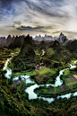 Il paesaggio mistico di Guangxi, China. Piccoli villaggi di contadini sono nascosti in questa cornice selvaggia di paludi e montagne. Vi aspettavate di trovare un posto così in #Cina? by Trey Ratcliff