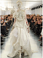 大牌废物利用成高定？Maison Margiela : _ 设计师: John Galliano 秀场季度: SS 2015 Haute Couture / 这一系列属于MMM的分支线中的数字0️⃣ 0️⃣: 女男装高定 0️⃣: 1989年出现，又称为A