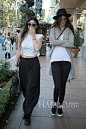当地时间12月4日，凯莉·詹娜 (Kylie Jenner) 和肯达尔·詹娜 (Kendall Jenner) 洛杉矶外出购物。