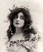07.美 国 女 演 员
Marie Doro (1882-1956)
玛丽·多罗是早期的默片时代的美国舞台剧和电影演员。她在音乐喜剧掌门人查尔斯·弗罗曼引领下到百老汇演出。曾出演电影《雾都孤儿》（1916年）。
国外复古时尚网站Vintage Everyday整理了英王爱德华七世时期（1901-1910）最美丽的15名女士，让我们看看100年前的美和今天有什么异同