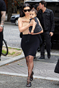 当地时间5月19日，金·卡戴珊 (Kim Kardashian) 抱着11个月大的女儿诺丝·韦斯特 (North West) 在巴黎出街。