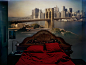 【卧室中的布鲁克林大桥】
如梦境一般的布鲁克林大桥。为拍摄这张超现实主义的照片，Morell将相机放在房间里进行了长达5个小时的曝光。“卧室中的布鲁克林大桥”，2009。
摄影：Abelardo Morell