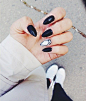 Black & white almond shaped nails: 