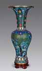 景泰蓝见于实物，以明宣德年间（1426～1435）为最多。这个时期，工艺的风格特点  景泰蓝-和平颂宝鉴已经形成，技艺精湛，接近成熟时期。品种有瓶、盘、碗、炉、圆盒、香熏等。后来出现了鼎之类的欣赏品。