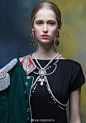 奢华珠宝  | 设计
“战争与和平”灵感来自俄国文学家，也是世界文学史上最杰出的作家之一托尔斯泰创作的长篇小说。
珠宝设计师Evgenia Linovich作品。
tag：俄罗斯，首饰，服装，帽子，头饰，文学，造型，模特，摄影艺术设计，珠宝设计，素材
#全民晒宝季# #好物99#  @微博收藏 ​​​​