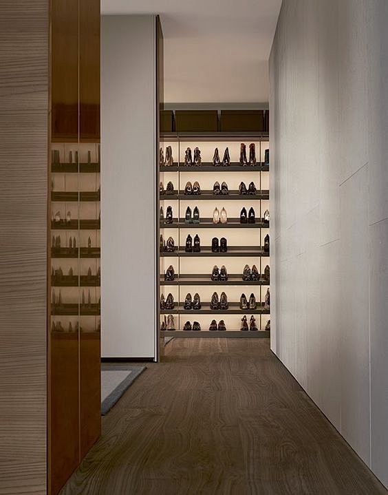 Ubik walk-in closet ...