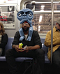 来自艺术家Subway Doodle 每天坐地铁的时间用ipad画下的场景。