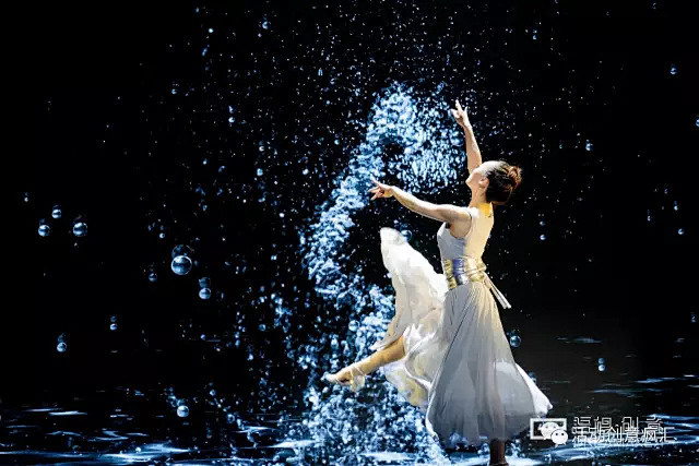结合“水滴”概念，整个舞蹈秀以人与水的互...
