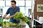在巴黎鲜花界中赫赫有名的花艺设计师ChristianTortu，有人称他为花中的Yves Saint Laurent，因为代表了最经典的法式创意。这家Christian Tortu以本名开设的赏心悦目的鲜花店，专为惜花、爱花的顾客服务。