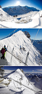 【勇者试炼，世上最高的悬索桥】想在云端漫步横跨两座雪山？近日瑞士阿尔卑斯山开放了一座高出海平面2743米的悬索桥，若你有足够勇气，便能实现这个大胆设想。此桥长百米，宽不到1米，用时5月耗资100万英镑建成。冰雪覆盖加上耀眼的阳光折射，让吊桥的试炼更具挑战。