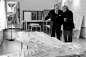 阿尔托与William Lehtinen在工作室里就赫尔辛基市中心城市设计方案展开讨论。摄影：Pohjakallio/©Alvar Aalto Museum
