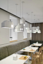 Kukumuku 餐厅是专门为儿童设计的餐厅，由Plazma Architecture Studio设计完成，位于立陶宛首都维尔纽斯。设计的主要目的就是注重孩子们的需要。为儿童设计的内饰最重要的因素之一是营造温暖和积极的气氛的灯光。满足这样的照明由两部分组成：装饰灯具 – 悬挂在天花板上的小房子物件，同时是为这个项目精心设计的均衡功能性照明。此外，选择了适度的调色板，使餐厅的环境将成为一个背景，为了使得孩子们能够释放自己的天性。另一种独特的元素是在Kukumuku 后墙上的一些抽象的图形设计以及灯光元素，