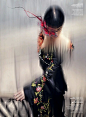 Kimono by Alexander McQueen for Givenchy Couture Fall/Winter 1997, Eye Mask by Philip Treacy 2006.<br/>和服：亚历山大·麦昆为纪梵希1997年秋冬高级定制设计系列，头饰：菲利普·崔西2006作品