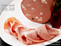 美食与美酒杂志#慢生活#【意式腌肉Mortadella】有机会看到Mortadella的完全体，你肯定会马上拍照，实在大得够夸张、够抢眼！直径可以有20厘米，长可以达2米。以博洛尼亚（Bologna）的出品最好。它以猪的瘦腿肉做成，肉味很香，口感很爽。自助餐中常能吃到，样子也很容易辨认，大大片，有白色的猪脂肪粒和玉米粒。