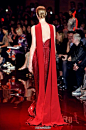 看一系红色礼服，在清冷的冬天点燃眼睛。Elie Saab Haute Couture Fall 2013，设计师说这一季灵感是来自王公贵族皇冠上的各色宝石，热情奔放，高贵典雅。