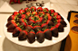 #花瓣爱美食#草莓裹上了巧克力浆，好吃又好看，自己可以尝试做哦！有多少童鞋阻挡的了草莓+巧克力的诱惑？