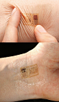 材料科学家 John Rogers 和他的公司 MC10 开发了一种柔软的电路板——「生物邮票（Biostamp）」，可以像临时纹身那样直接粘在皮肤表面，然后这种超薄的电子筛网能够随着皮肤的收缩而收缩，监测体温、水分等用户健康信息。更多：http://www.shejipi.com/
