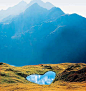 【瑞士提契诺州】 瑞士提契诺州的心形湖，是阿尔卑斯山谷中天然形成的标准心形湖。 请许愿你们的童话，不止是瞬间~~