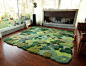 来自布宜诺斯艾利斯的艺术家Alexandra Kehayoglou的设计。她制作了了一系列展现树木、苔藓、池塘以及草地等自然景观的地毯。艺术家希望以这样的方式为我们的家添置一个绿色的角落，一处温馨的地面。